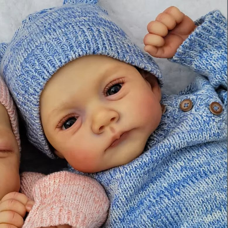 Lalki Reborn Lily i Irys 48 cm – realistyczne bliźniaczki z miękkim materiałowym korpusem
