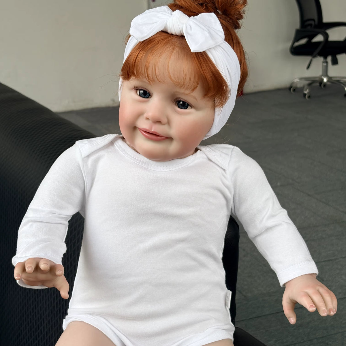 Zoe 66 cm – realistyczna lalka Reborn z kręconymi włosami