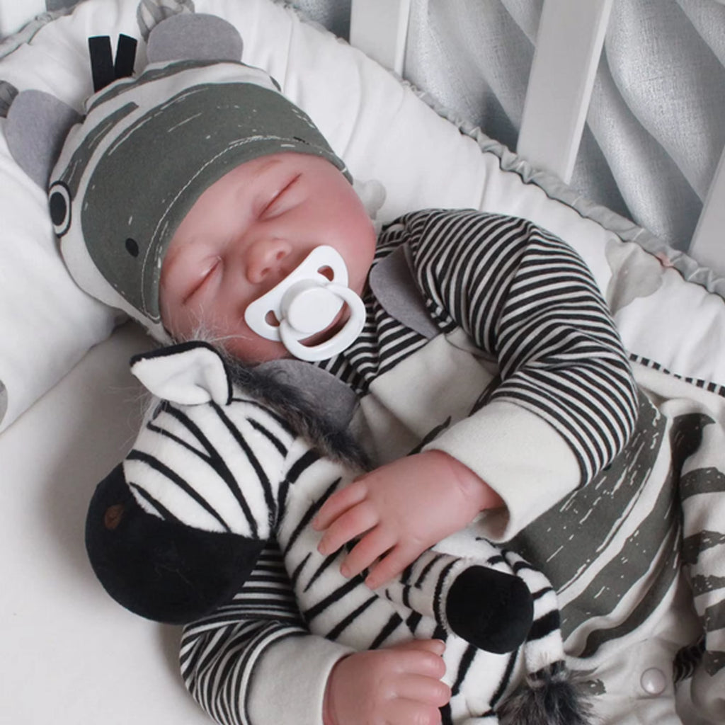 55 cm – śpiąca lalka reborn z ręcznie malowanymi detalami i włosami