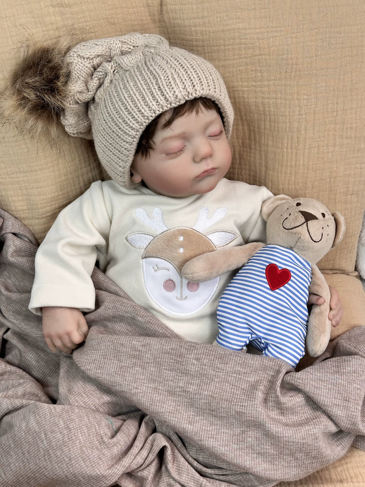 Lalka Reborn 48 cm – śpiące niemowlę z miękkim materiałowym korpusem