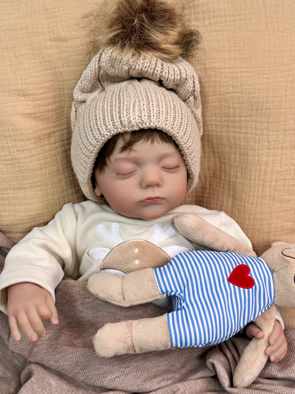 Lalka Reborn 48 cm – śpiące niemowlę z miękkim materiałowym korpusem