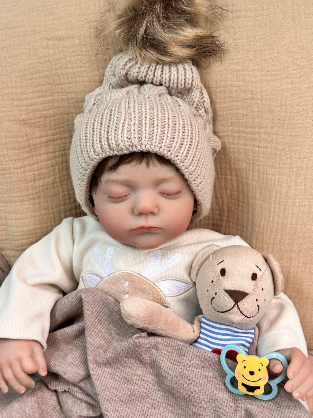 Lalka Reborn 48 cm – śpiące niemowlę z miękkim materiałowym korpusem