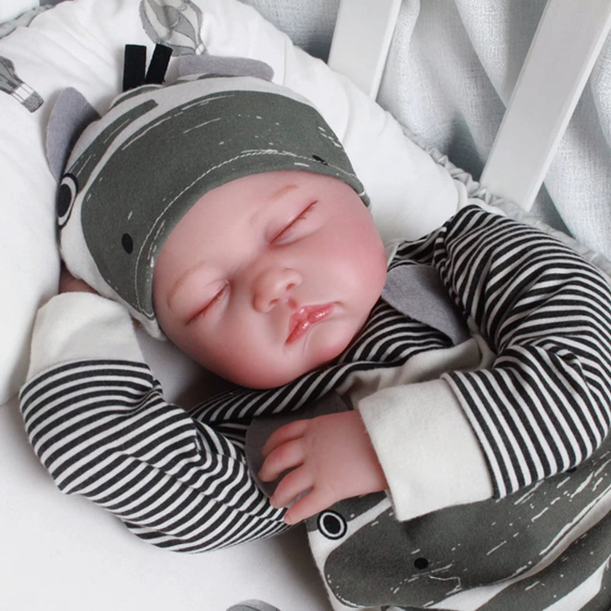 55 cm – śpiąca lalka reborn z ręcznie malowanymi detalami i włosami