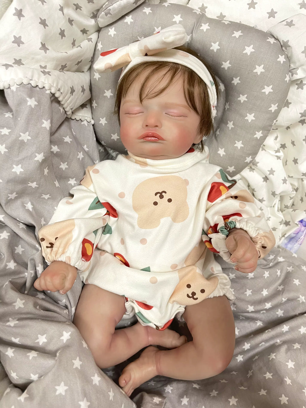 Lalka Reborn Rosie 48 cm – śpiące niemowlę z miękkim materiałowym korpusem