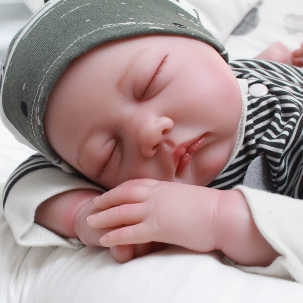 55 cm – śpiąca lalka reborn z ręcznie malowanymi detalami i włosami