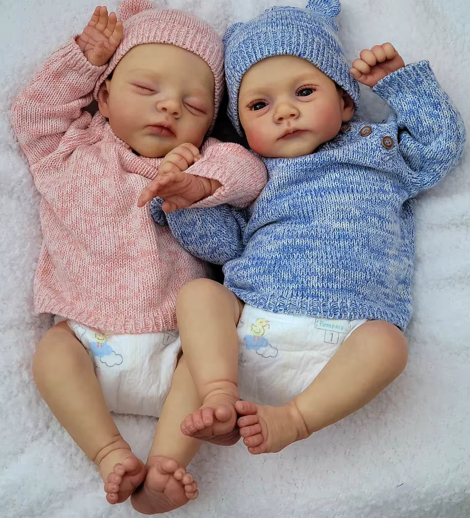 Lalki Reborn Lily i Irys 48 cm – realistyczne bliźniaczki z miękkim materiałowym korpusem