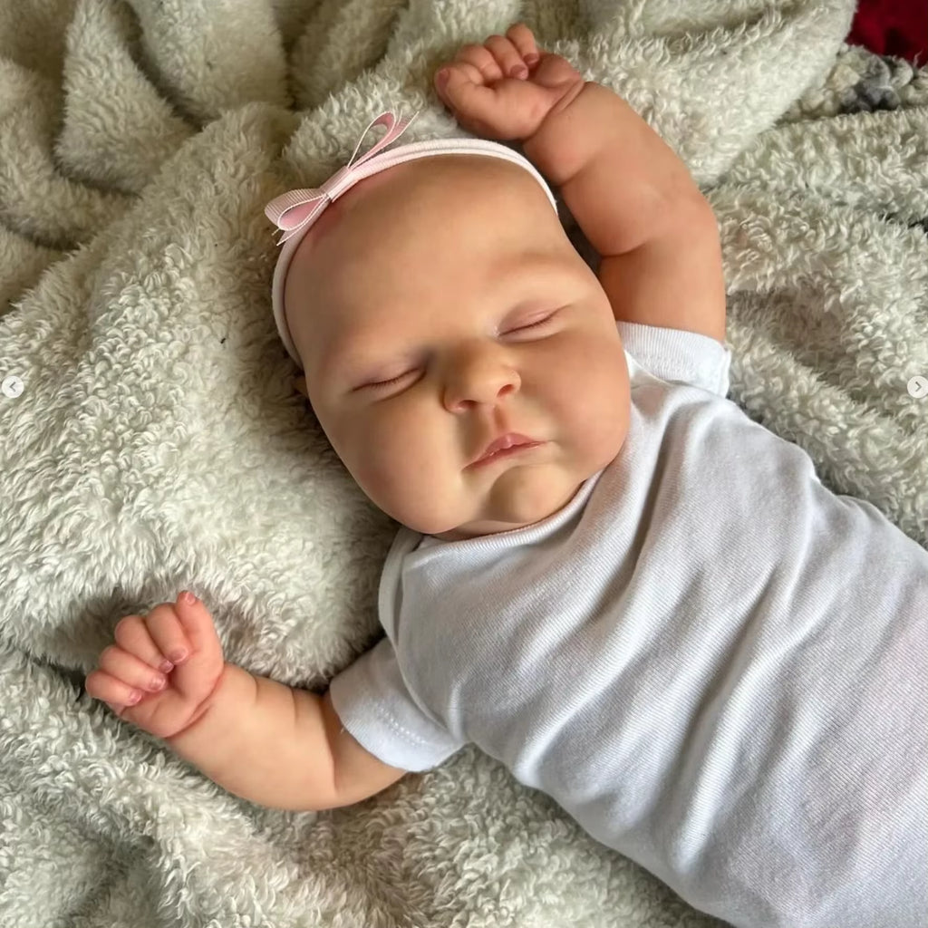 Lalka Reborn Oliver 48 cm – śpiące niemowlę z miękkim materiałowym korpusem