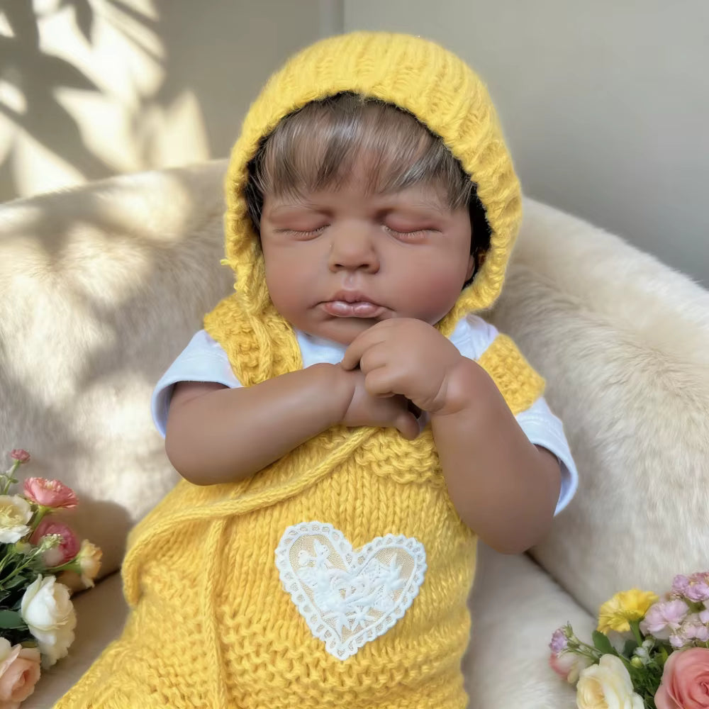 Lalka Reborn Loulou 48 cm – śpiące niemowlę o ciemnej karnacji