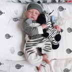 55 cm – śpiąca lalka reborn z ręcznie malowanymi detalami i włosami