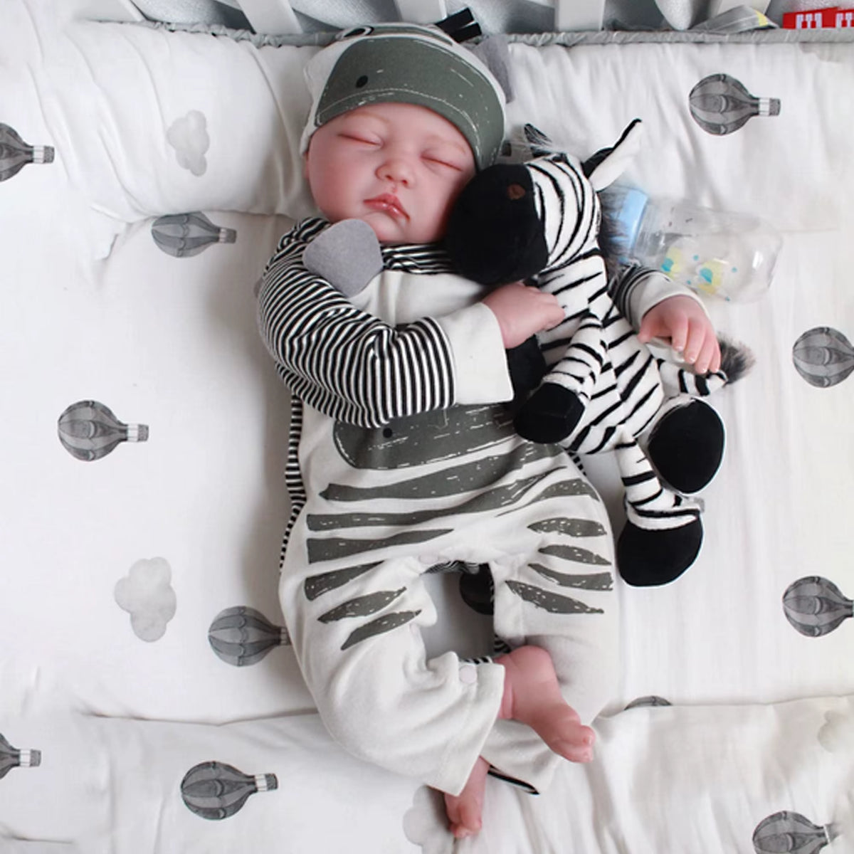 55 cm – śpiąca lalka reborn z ręcznie malowanymi detalami i włosami