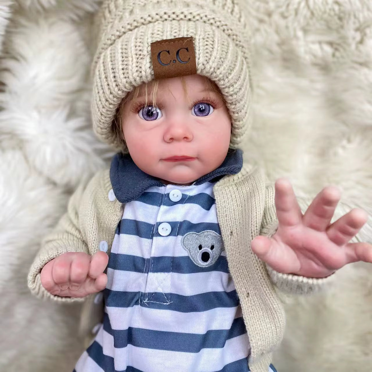 Lalka Reborn Maggie 54 cm – realistyczny chłopiec z ręcznie implantowanymi włosami