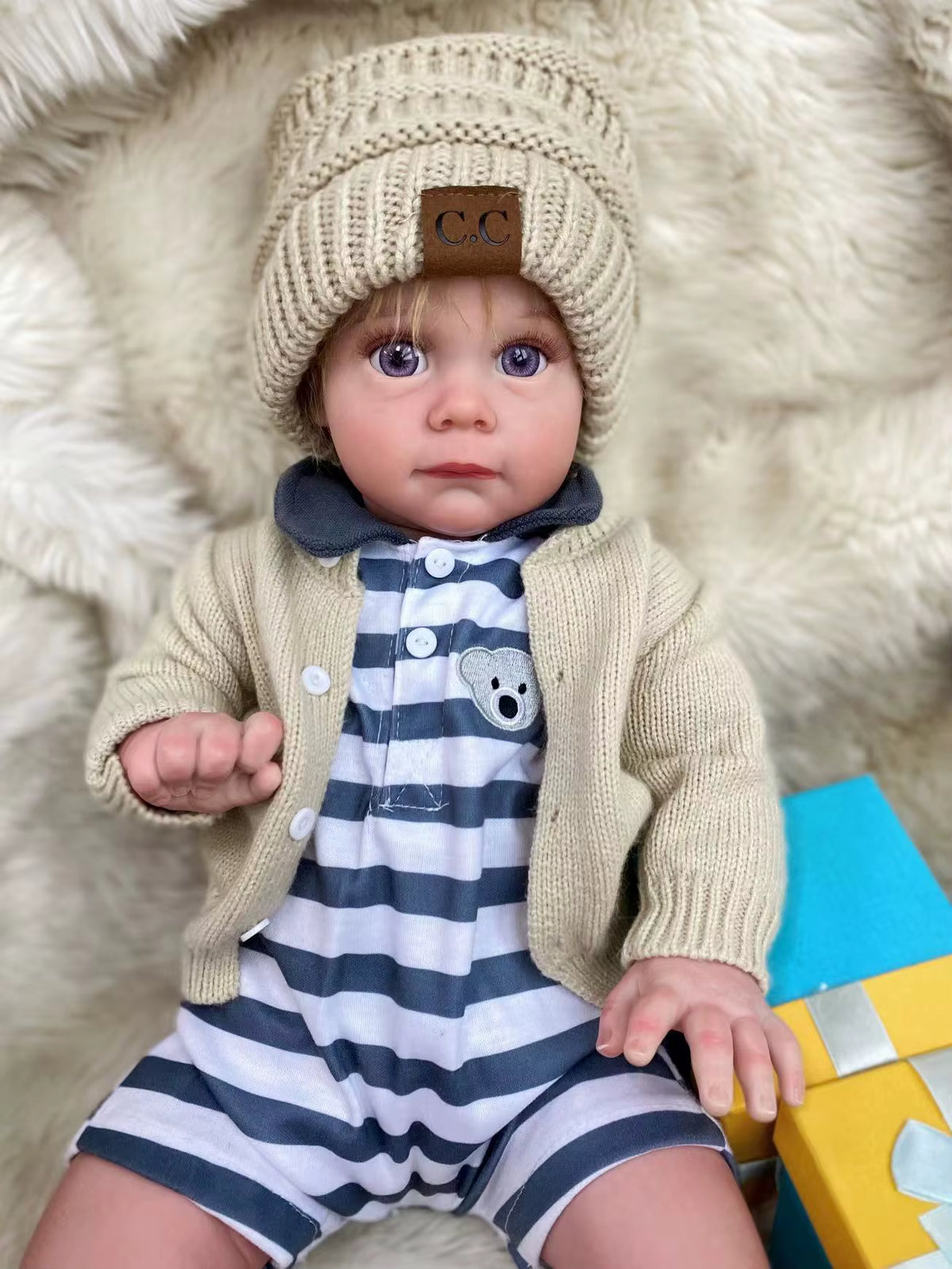 Lalka Reborn Maggie 54 cm – realistyczny chłopiec z ręcznie implantowanymi włosami