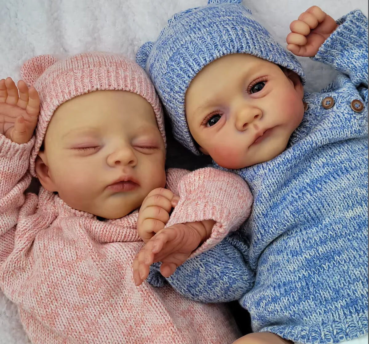 Lalki Reborn Lily i Irys 48 cm – realistyczne bliźniaczki z miękkim materiałowym korpusem