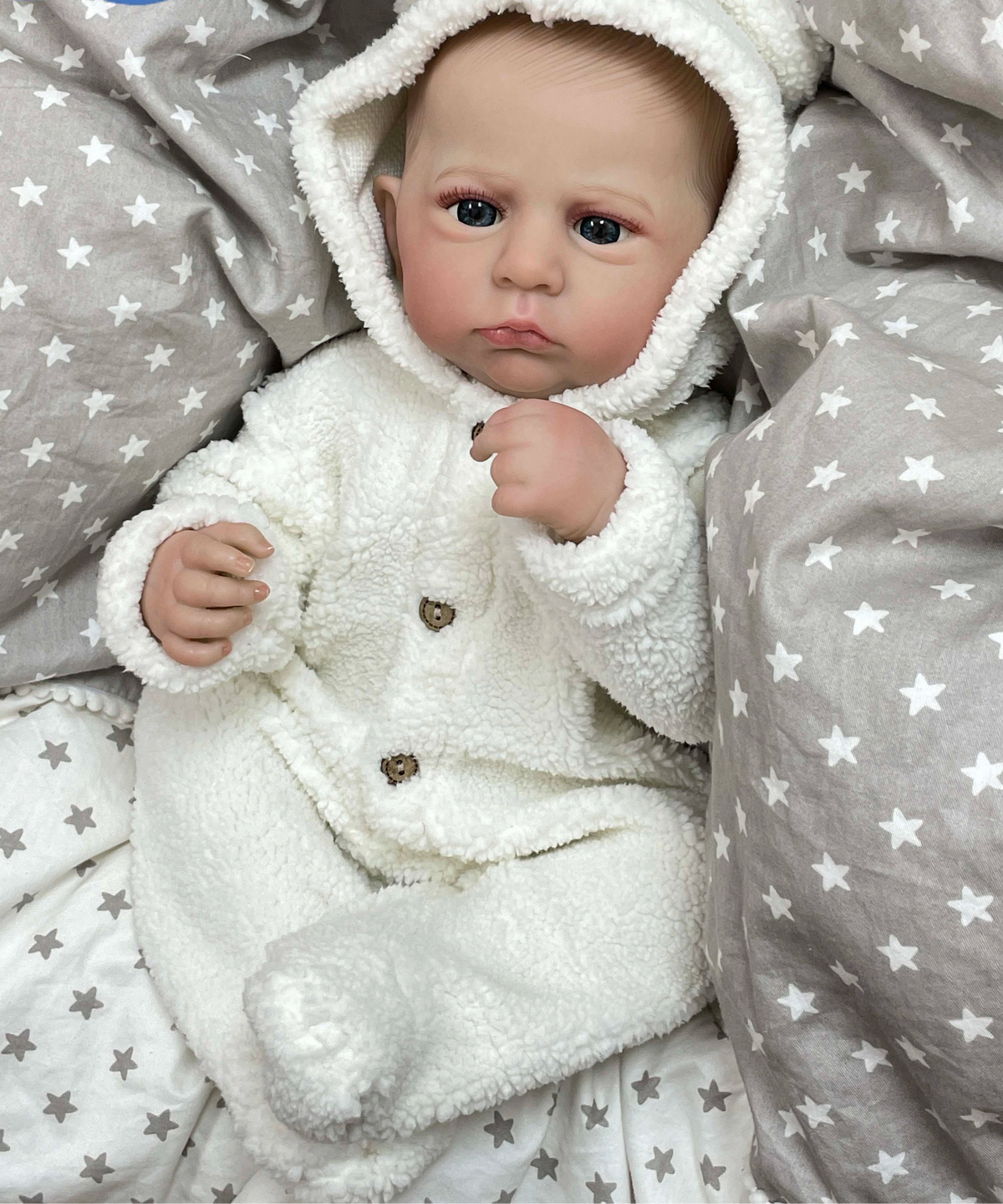 Lalka Reborn 48 cm – realistyczny chłopiec z niebieskimi oczami