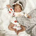 Lalka Reborn Rosie 48 cm – śpiące niemowlę z miękkim materiałowym korpusem