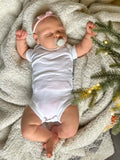 Lalka Reborn Oliver 48 cm – śpiące niemowlę z miękkim materiałowym korpusem