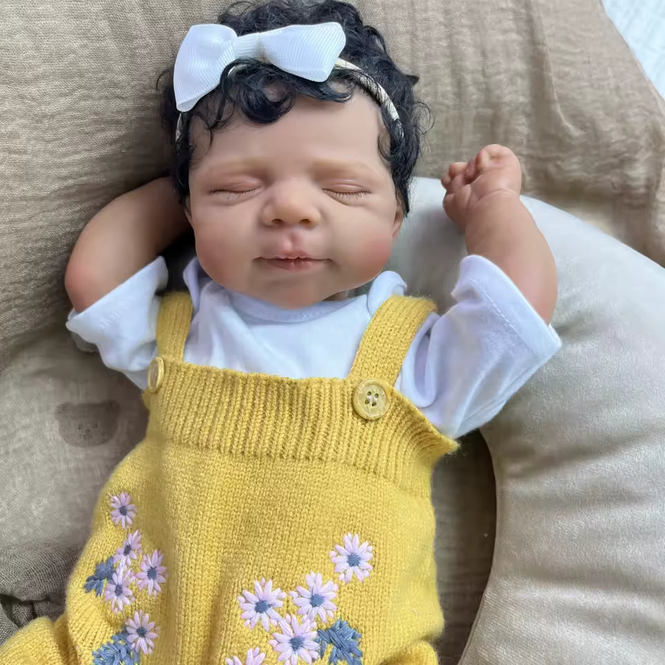 Lalka Reborn 48 cm – śpiące niemowlę o ciemnej karnacji