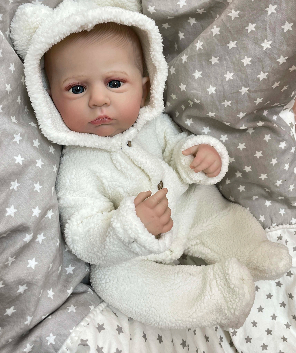Lalka Reborn 48 cm – realistyczny chłopiec z niebieskimi oczami