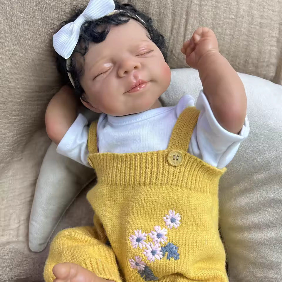 Lalka Reborn 48 cm – śpiące niemowlę o ciemnej karnacji