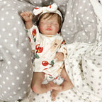 Lalka Reborn Rosie 48 cm – śpiące niemowlę z miękkim materiałowym korpusem