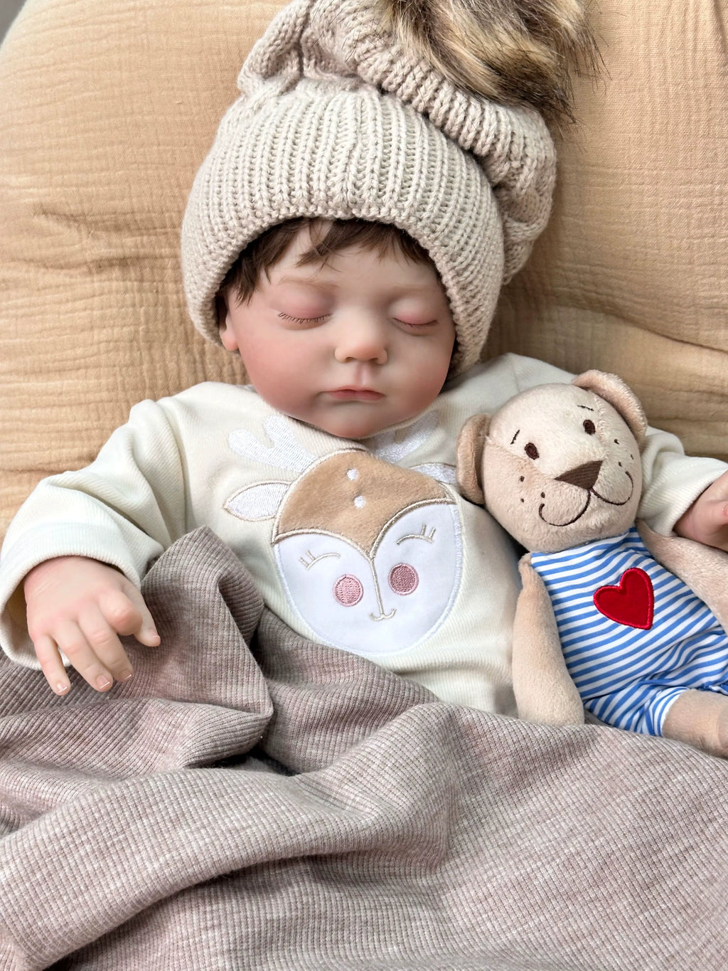 Lalka Reborn 48 cm – śpiące niemowlę z miękkim materiałowym korpusem