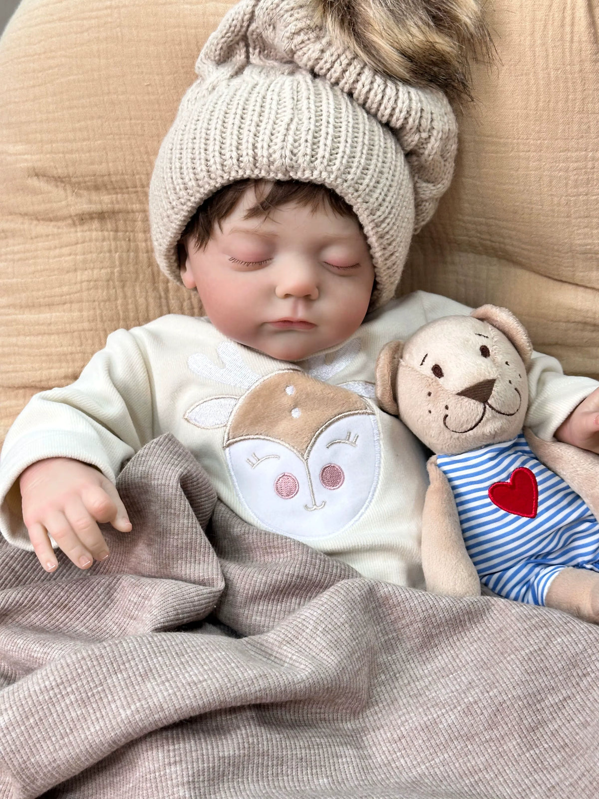 Lalka Reborn 48 cm – śpiące niemowlę z miękkim materiałowym korpusem