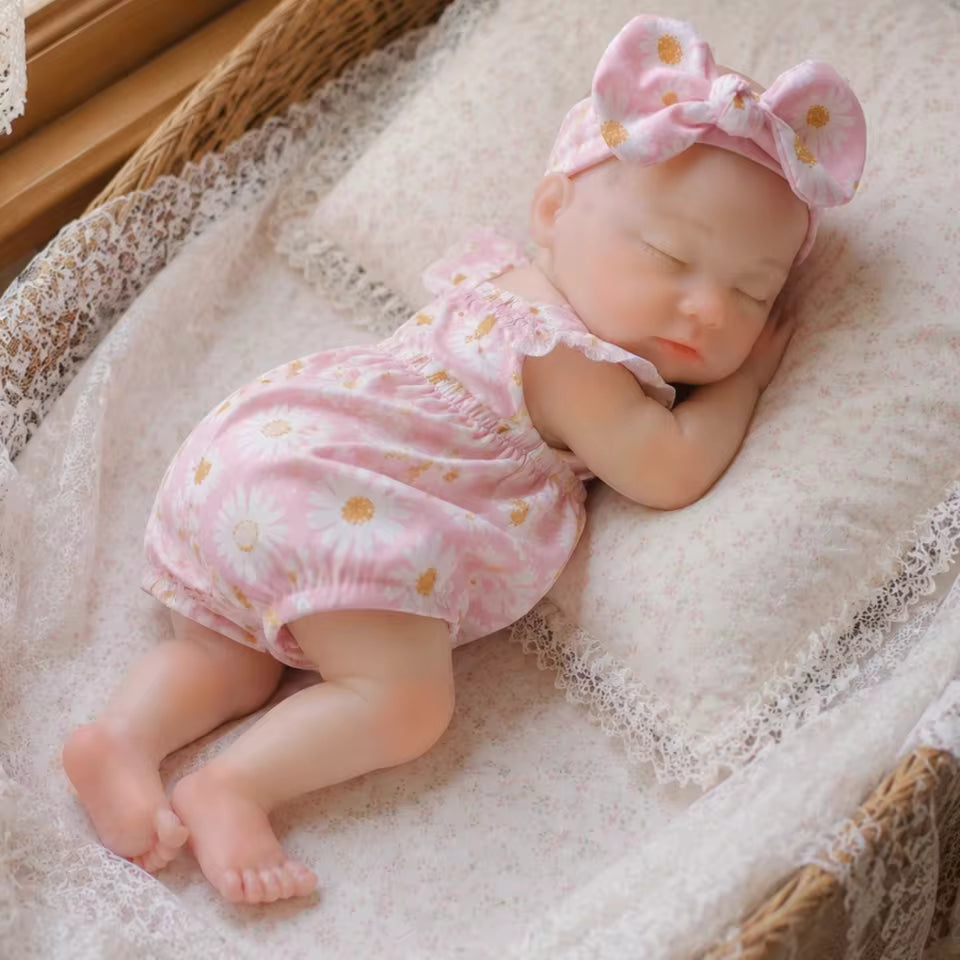 Lalka Reborn 33 cm – realistyczne śpiące niemowlę z zamkniętymi oczami