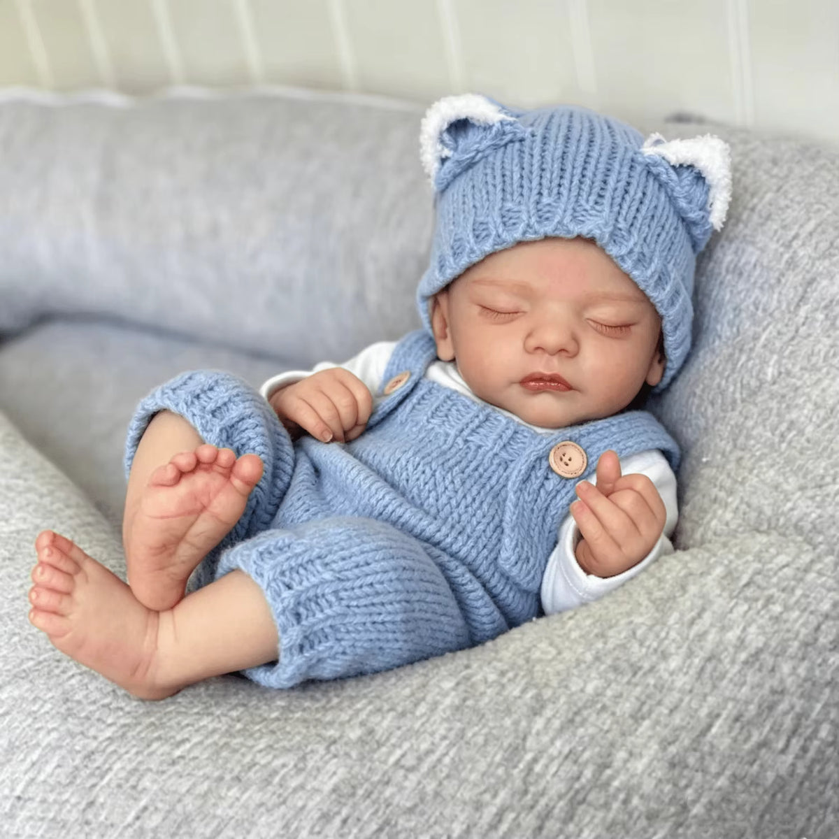 Lalka Reborn Sammy 45 cm – śpiące niemowlę z materiałowym korpusem