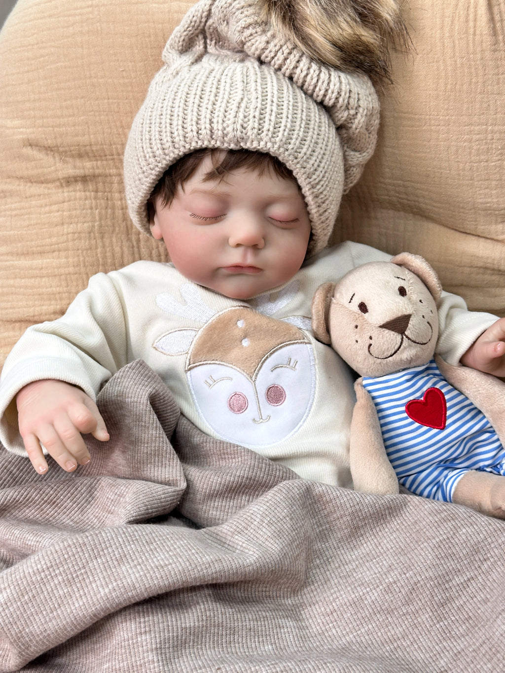 Lalka Reborn 48 cm – śpiące niemowlę z miękkim materiałowym korpusem