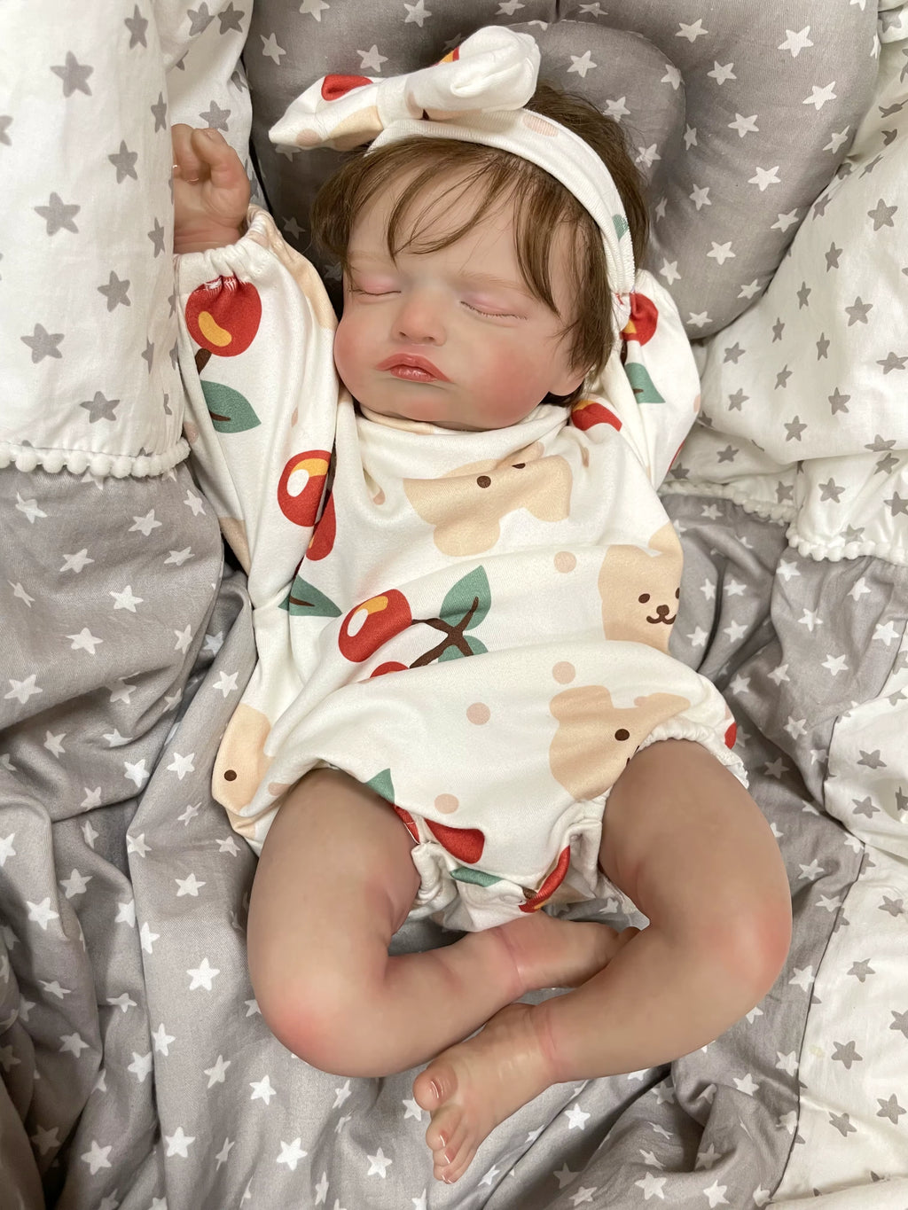 Lalka Reborn Rosie 48 cm – śpiące niemowlę z miękkim materiałowym korpusem