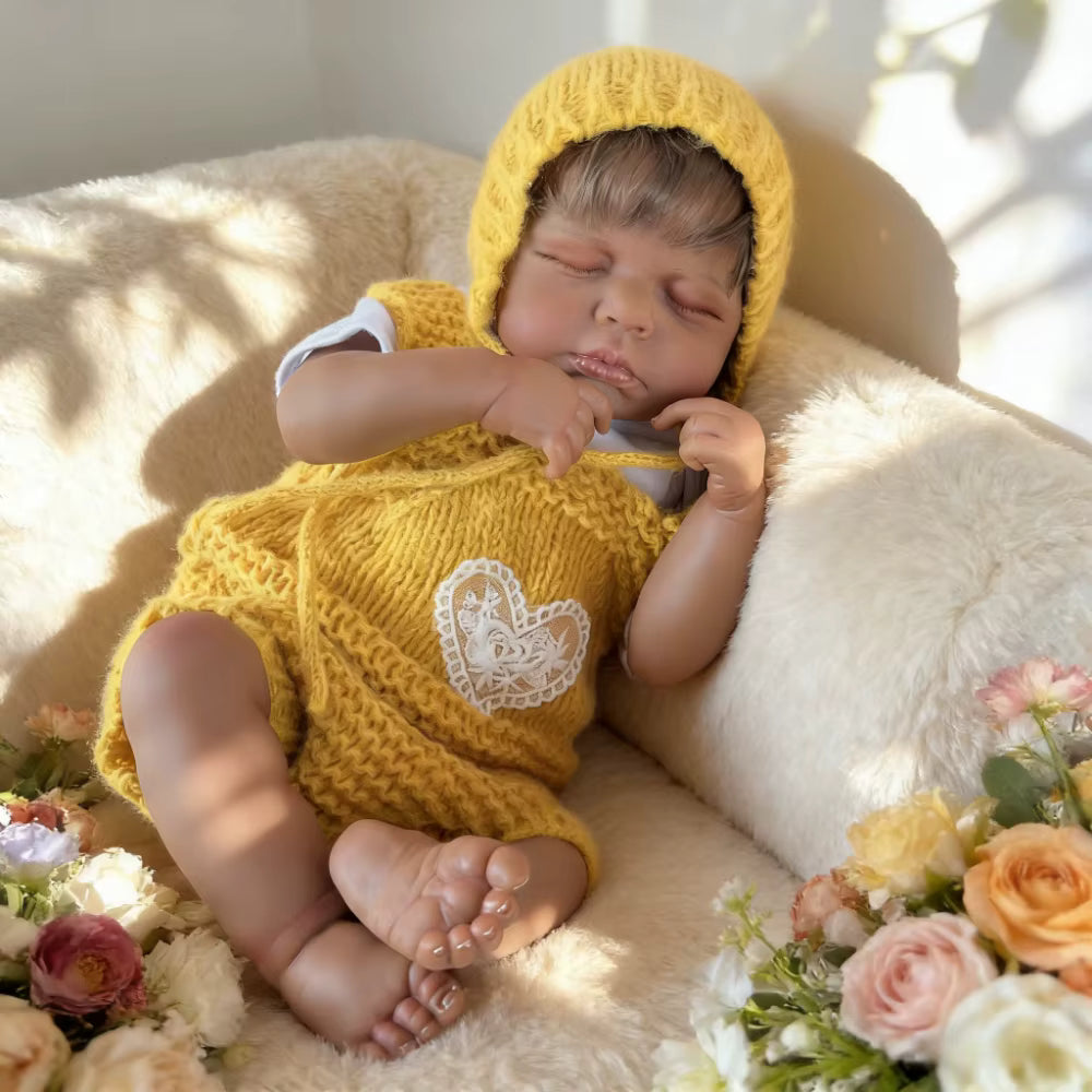 Lalka Reborn Loulou 48 cm – śpiące niemowlę o ciemnej karnacji
