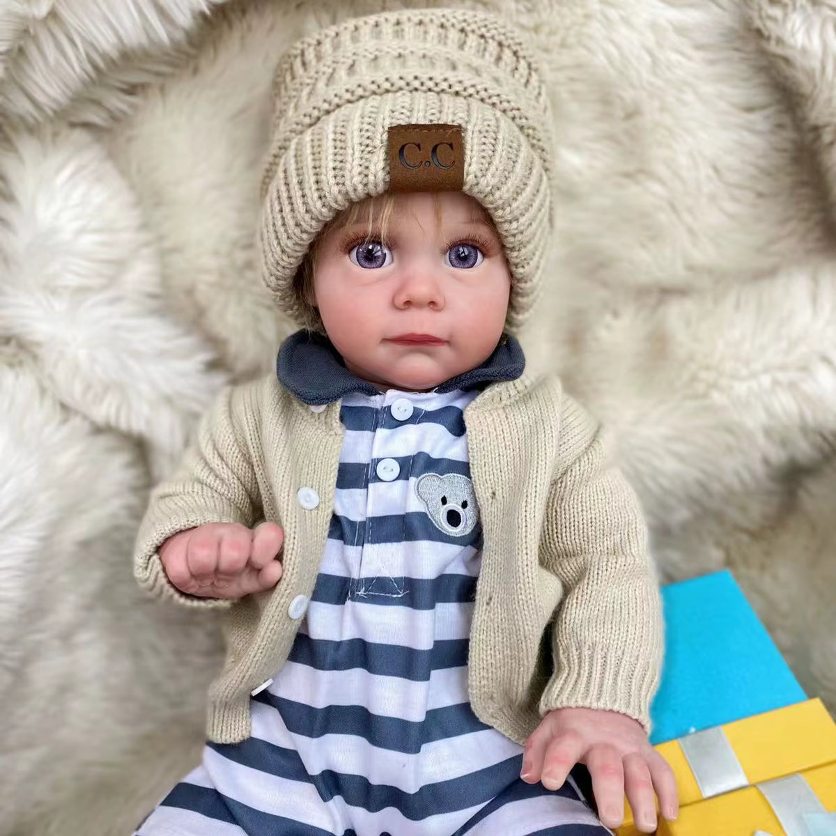 Lalka Reborn Maggie 54 cm – realistyczny chłopiec z ręcznie implantowanymi włosami